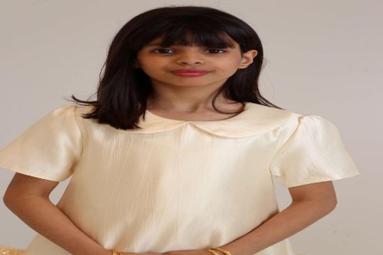 صورة فستان أصفر مع الترتر والفينكات الجانبيه